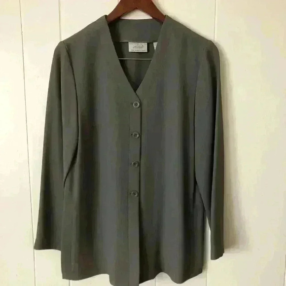Lord & Taylor Jackets & Blazers - Lord & Taylor Women’s Button Down Polyester Top Size 6P